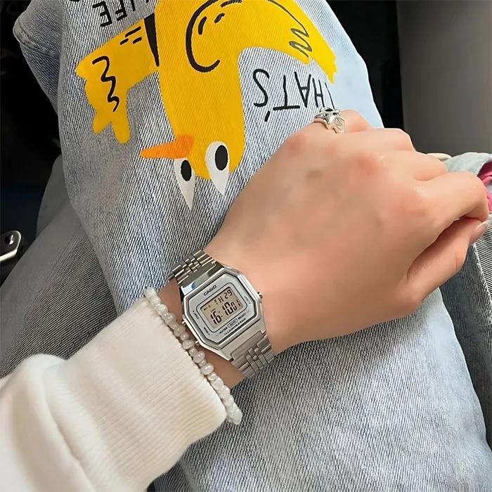 Casio Vintage LA670WA · Plateado / Cara blanca