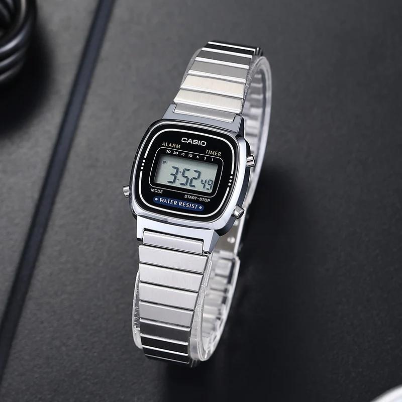 Casio Vintage LA670WA · Plateado / Cara negra