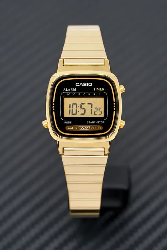 Casio Vintage LA670WGA · Dorado / Cara negra